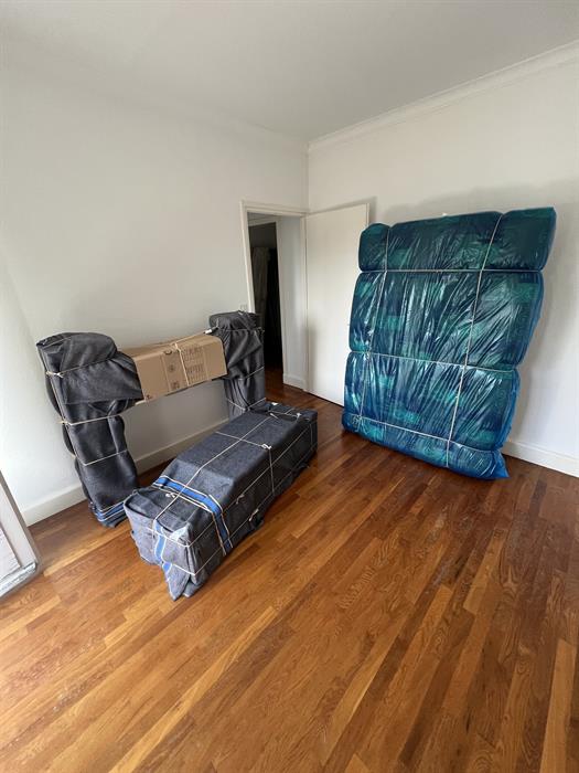 Matelas sous housse et lit démonté et protégé dans une chambre